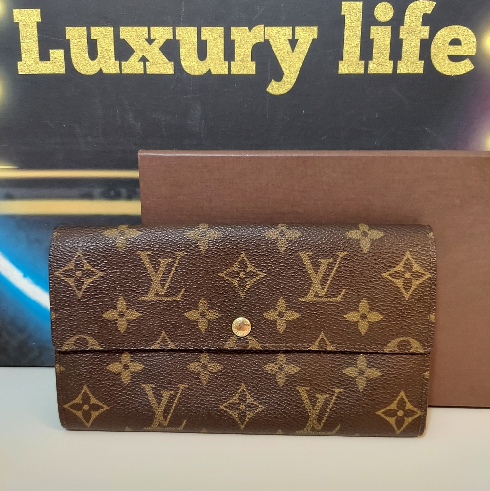 Authentic Louis Vuitton Sarah long wallet